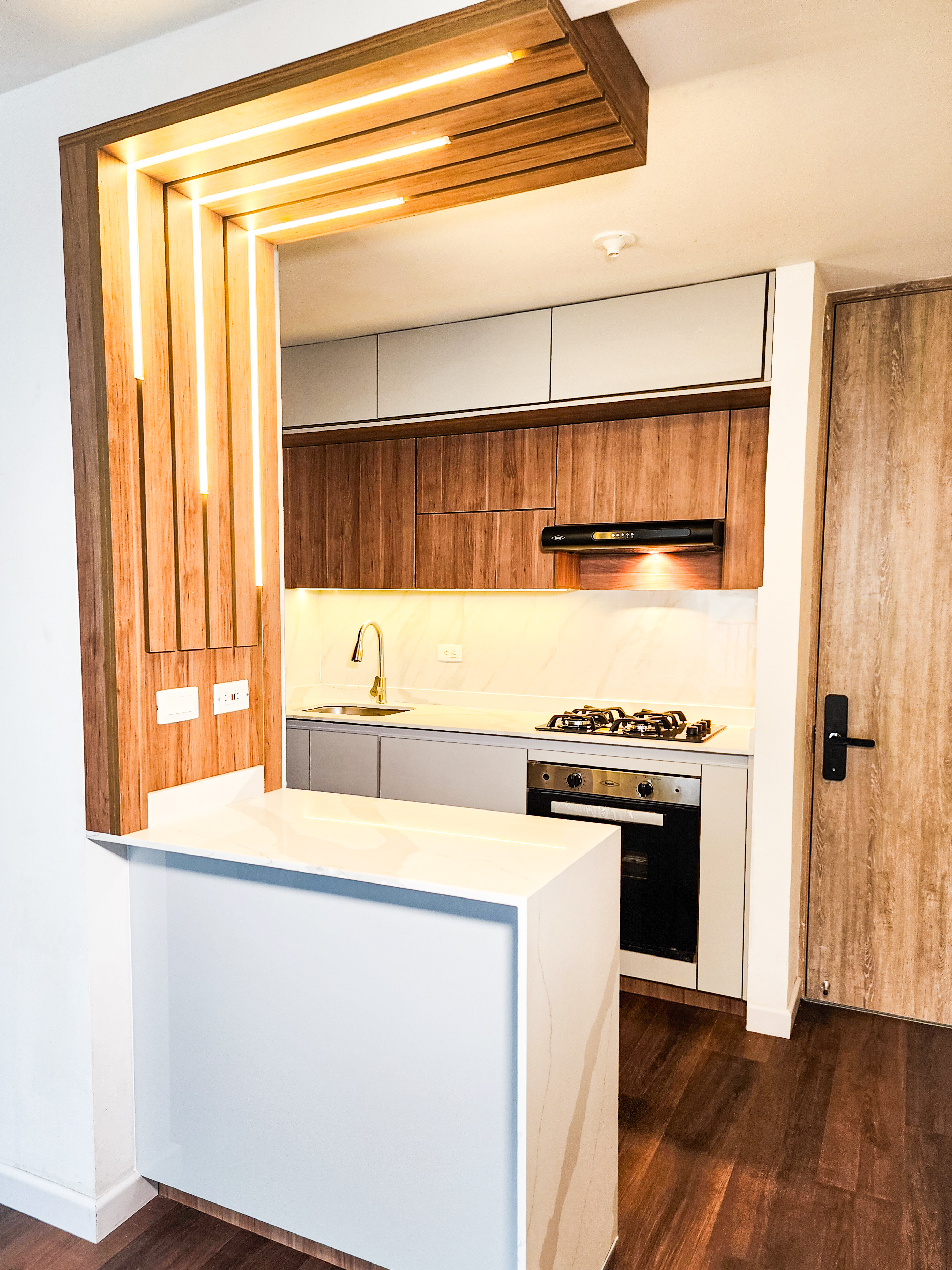 Cocina con barra e iluminación Tenplus